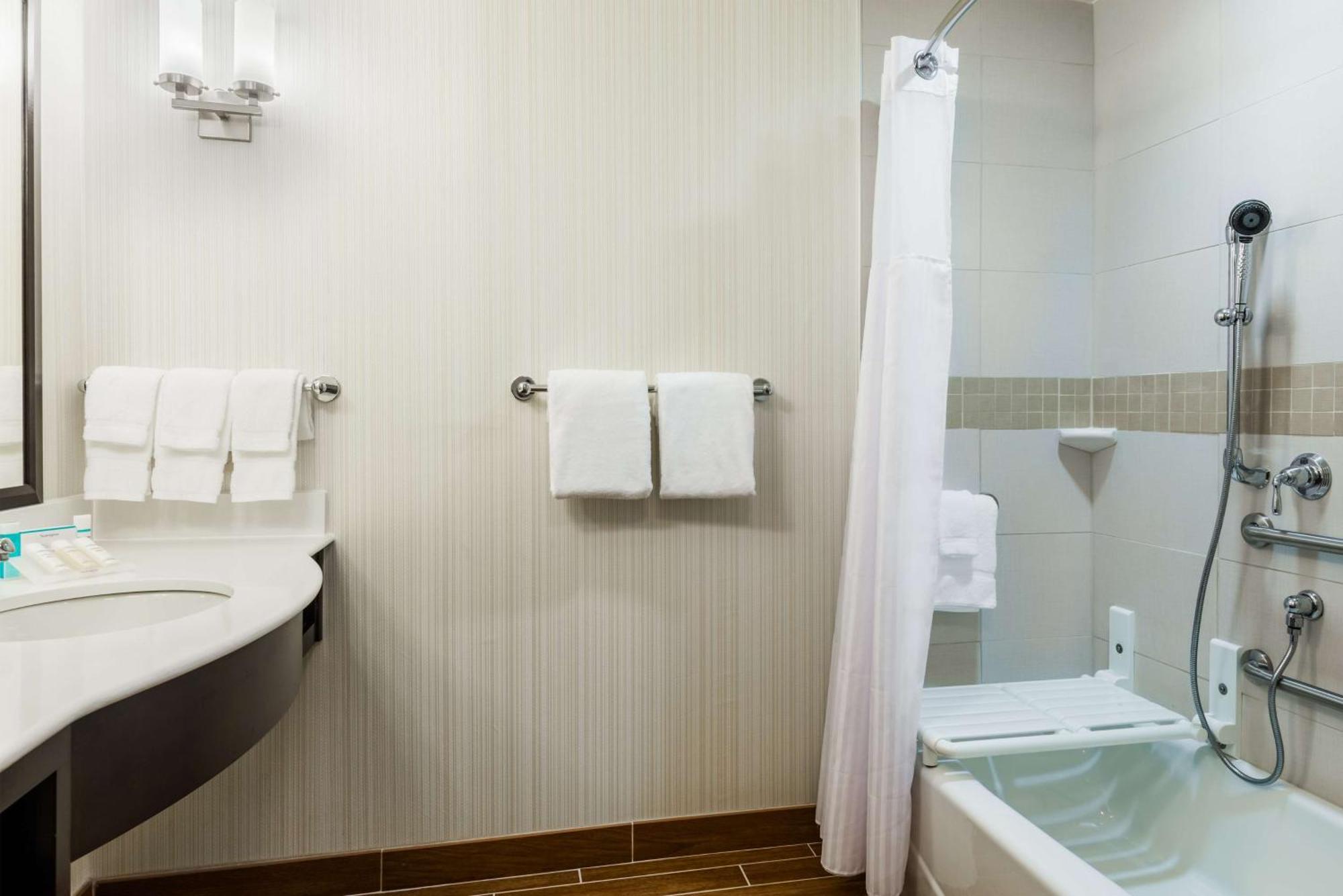 Hilton Garden Inn Уейн Екстериор снимка