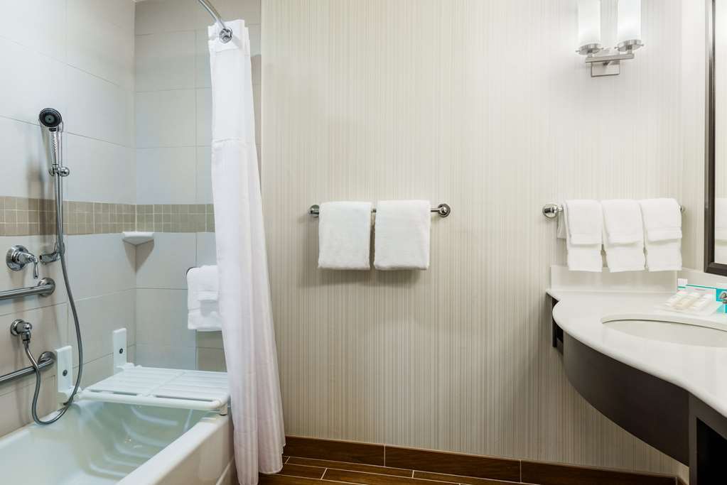 Hilton Garden Inn Уейн Стая снимка
